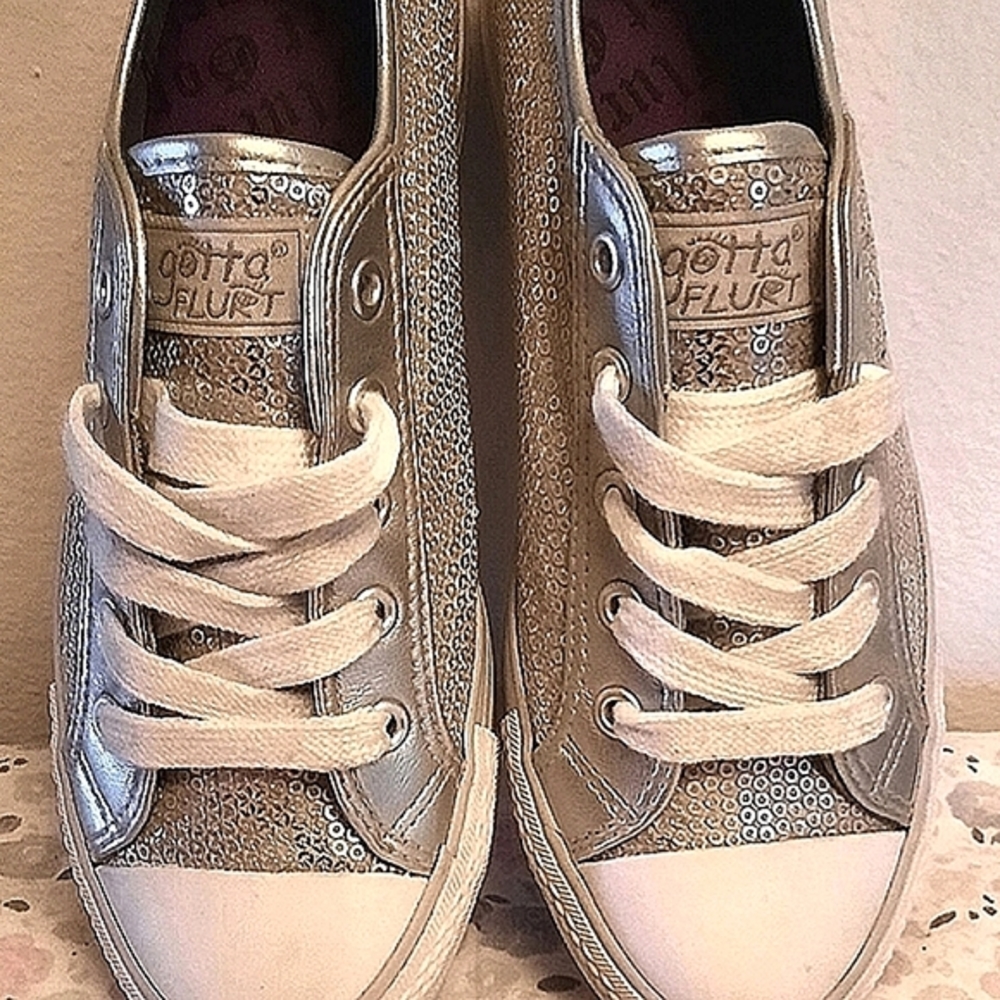 NWT "GOTTA FLURT" gym shoe SZ 6 M
